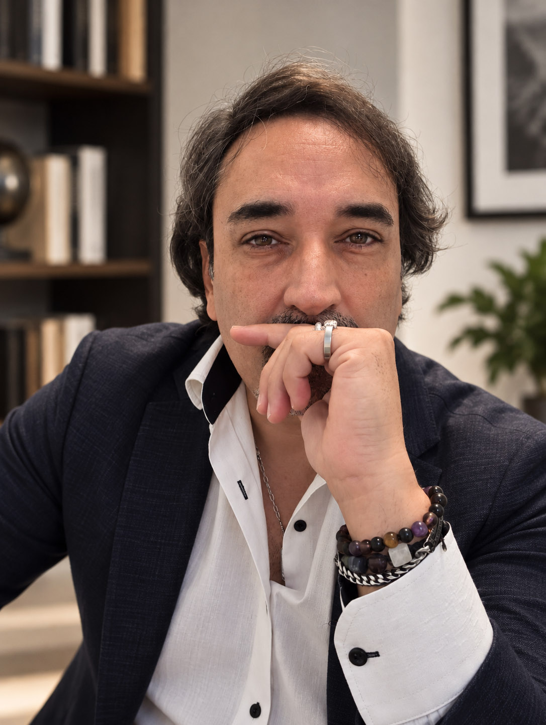Luciano Giungato con una copia di Aura